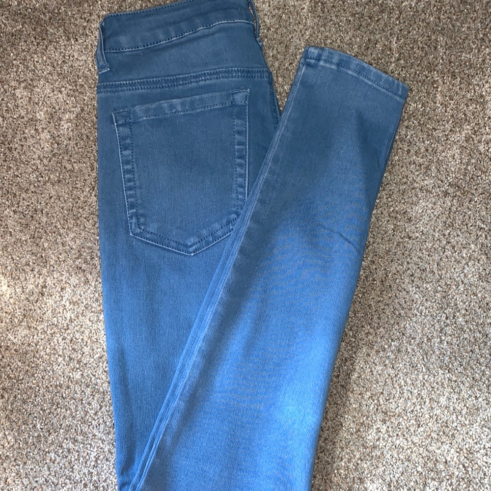 Forever 21 skinny jeans. Does have some sort of pull in the back on both sides.
